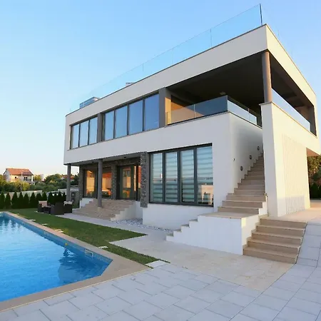 Leon's Holiday 2 Villa Pola