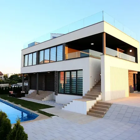 Leon's Holiday 2 Villa Pola
