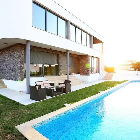 Leon's Holiday 2 Villa *