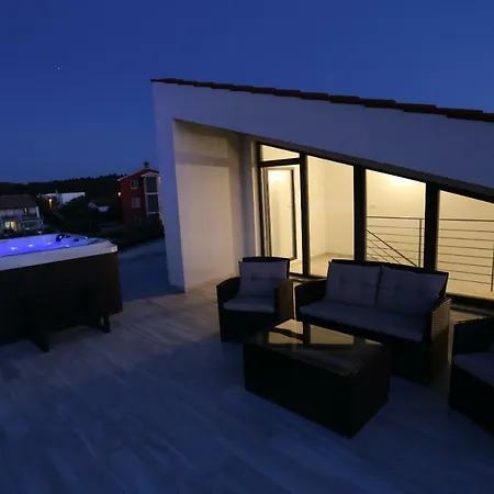Leon's Holiday 2 Villa *