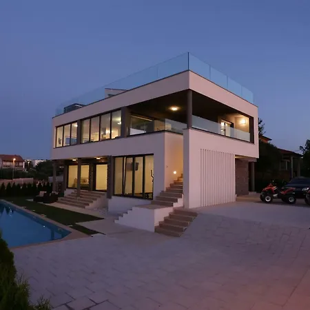 Leon's Holiday 2 Villa *