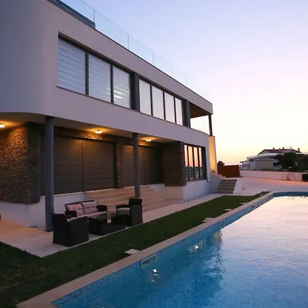 Leon's Holiday 2 Villa *